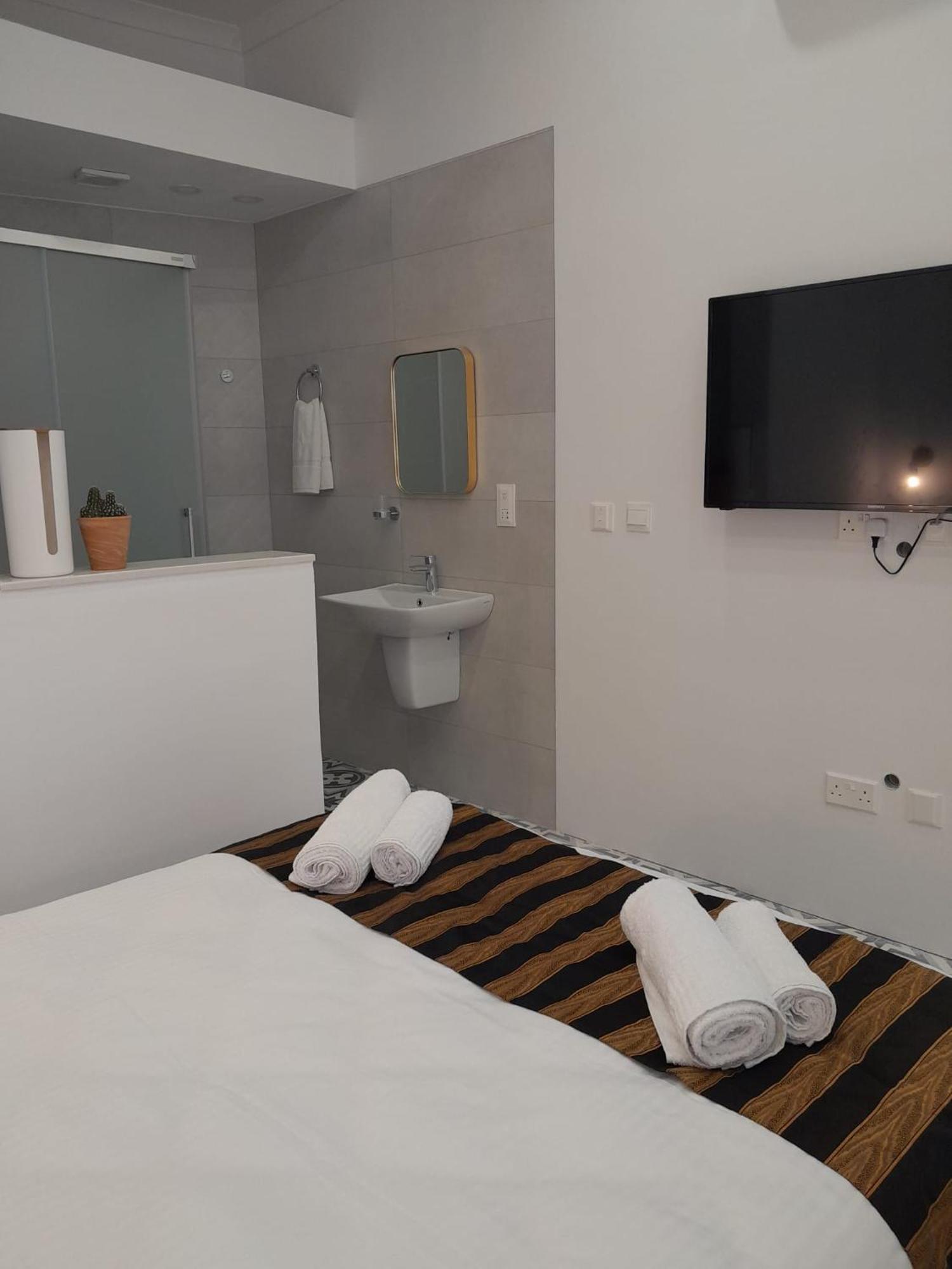 Charming Town House In Cospicua, Valperga Rooms ภายนอก รูปภาพ