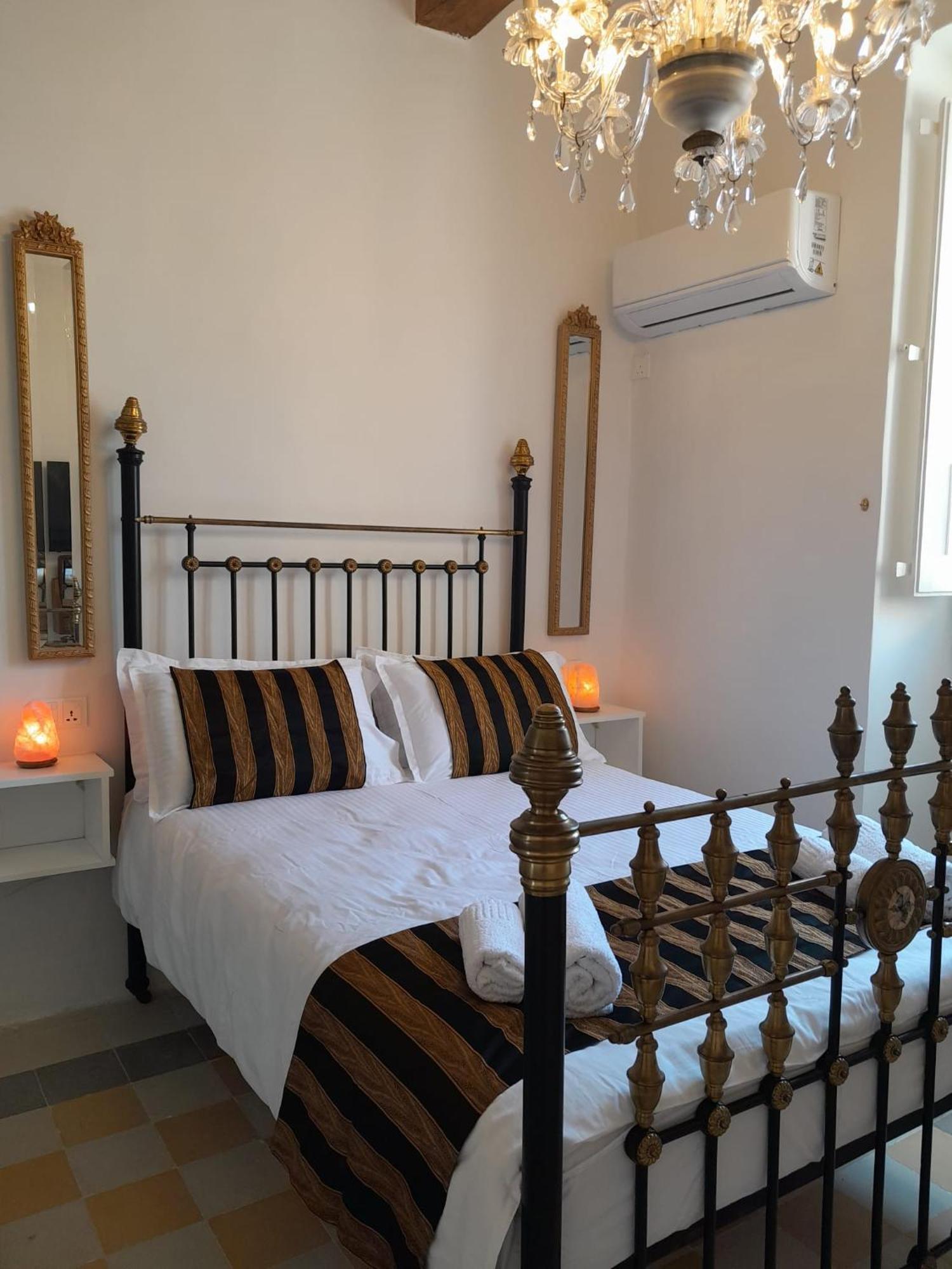 Charming Town House In Cospicua, Valperga Rooms ภายนอก รูปภาพ