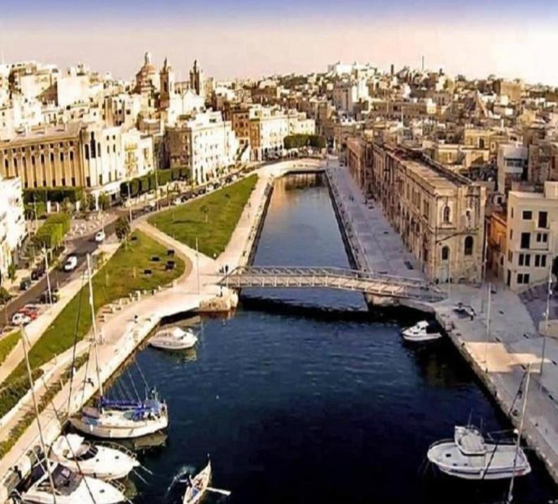 Charming Town House In Cospicua, Valperga Rooms ภายนอก รูปภาพ